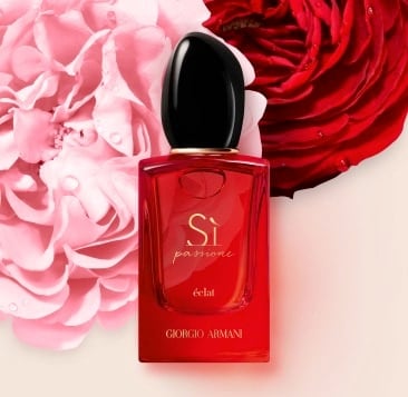 Giorgio Armani Sì Passione Éclat fragrance bottle; offer is for a 1.2 ml sample